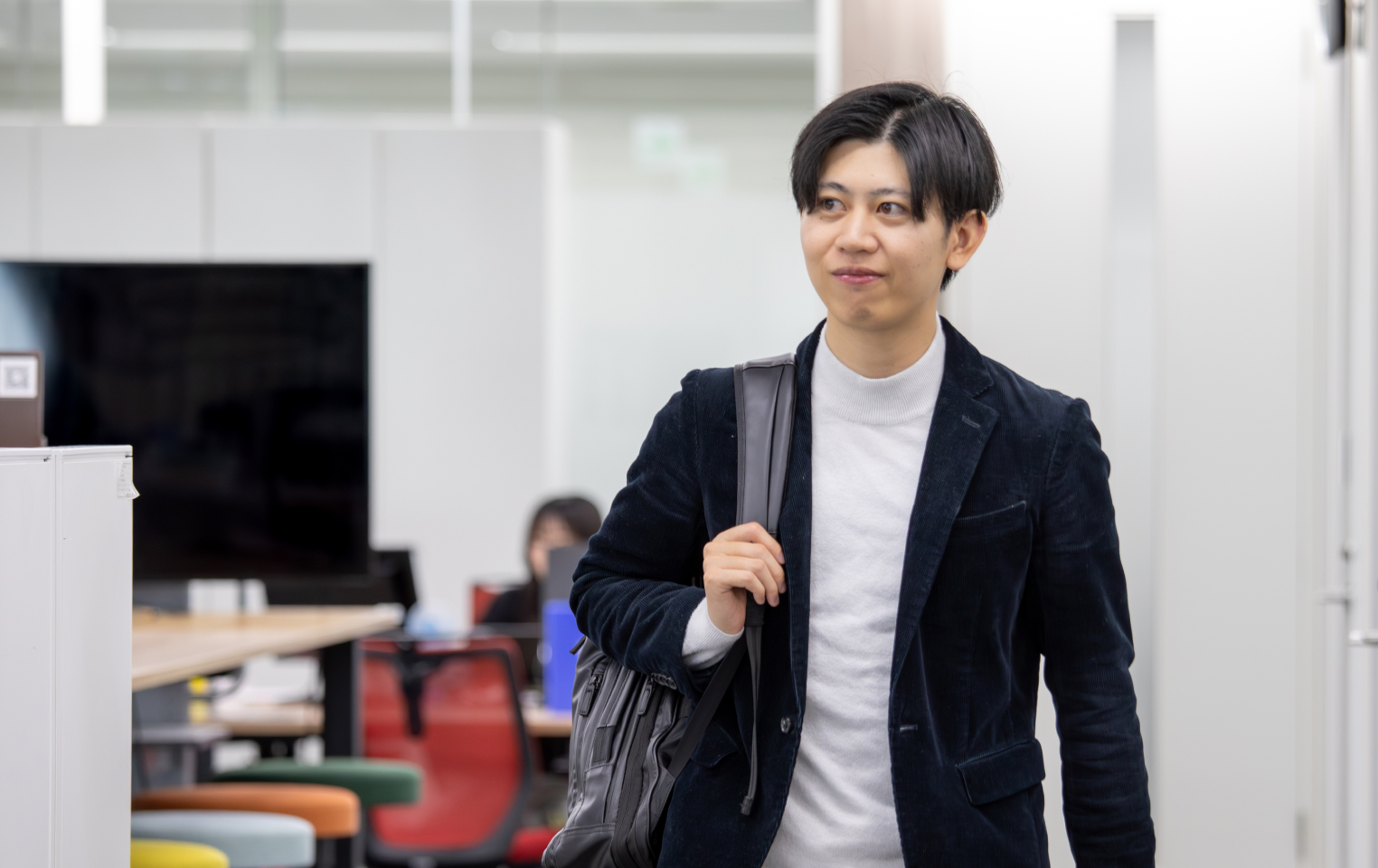 ジェイアール東海商事の男性社員が出社する様子