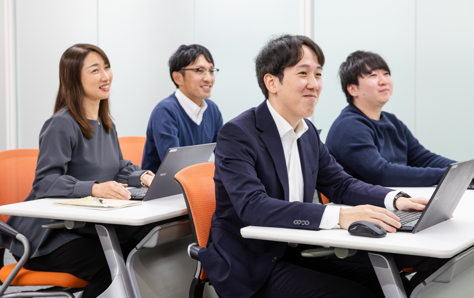 ジェイアール東海商事の社員が研修を受けている様子