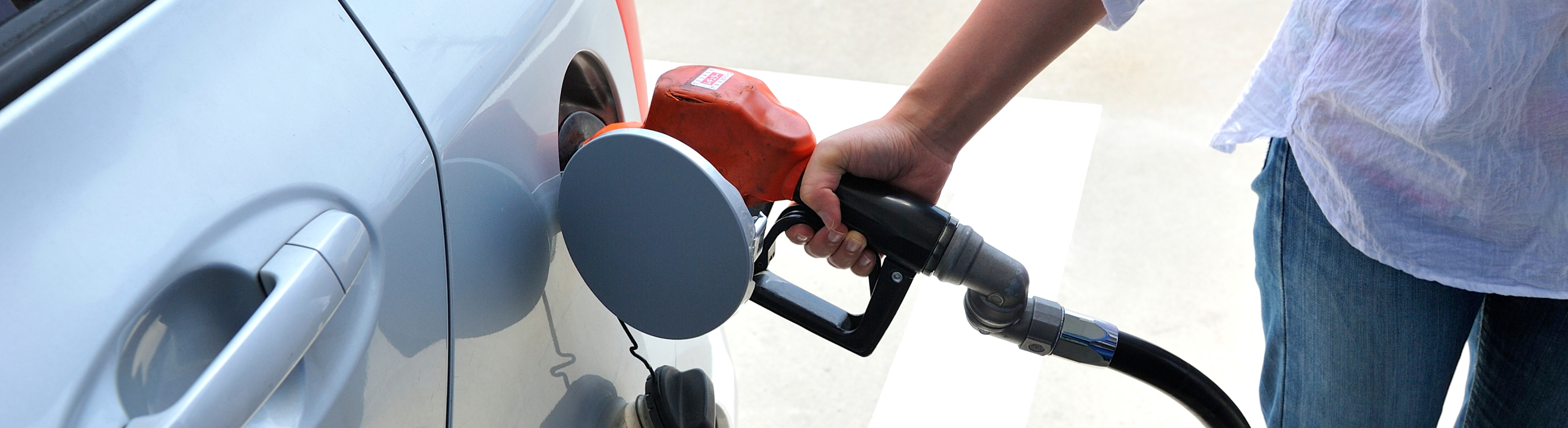 ガソリンを入れている様子